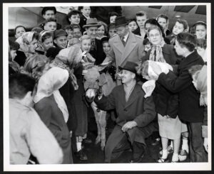 Marlin Perkins with Furlanetta a gift of Udine, Italy, 1950