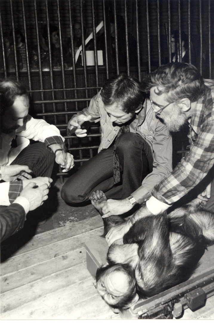 Russia, Ulie Seal & Dr. Lee Simmons with Chimpanzee