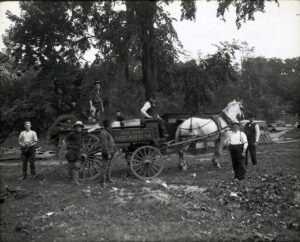 Loading Aquarium Wagon possibly on Bronx River 09-00-06